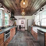 Luxuriously Restored Farm Cabin