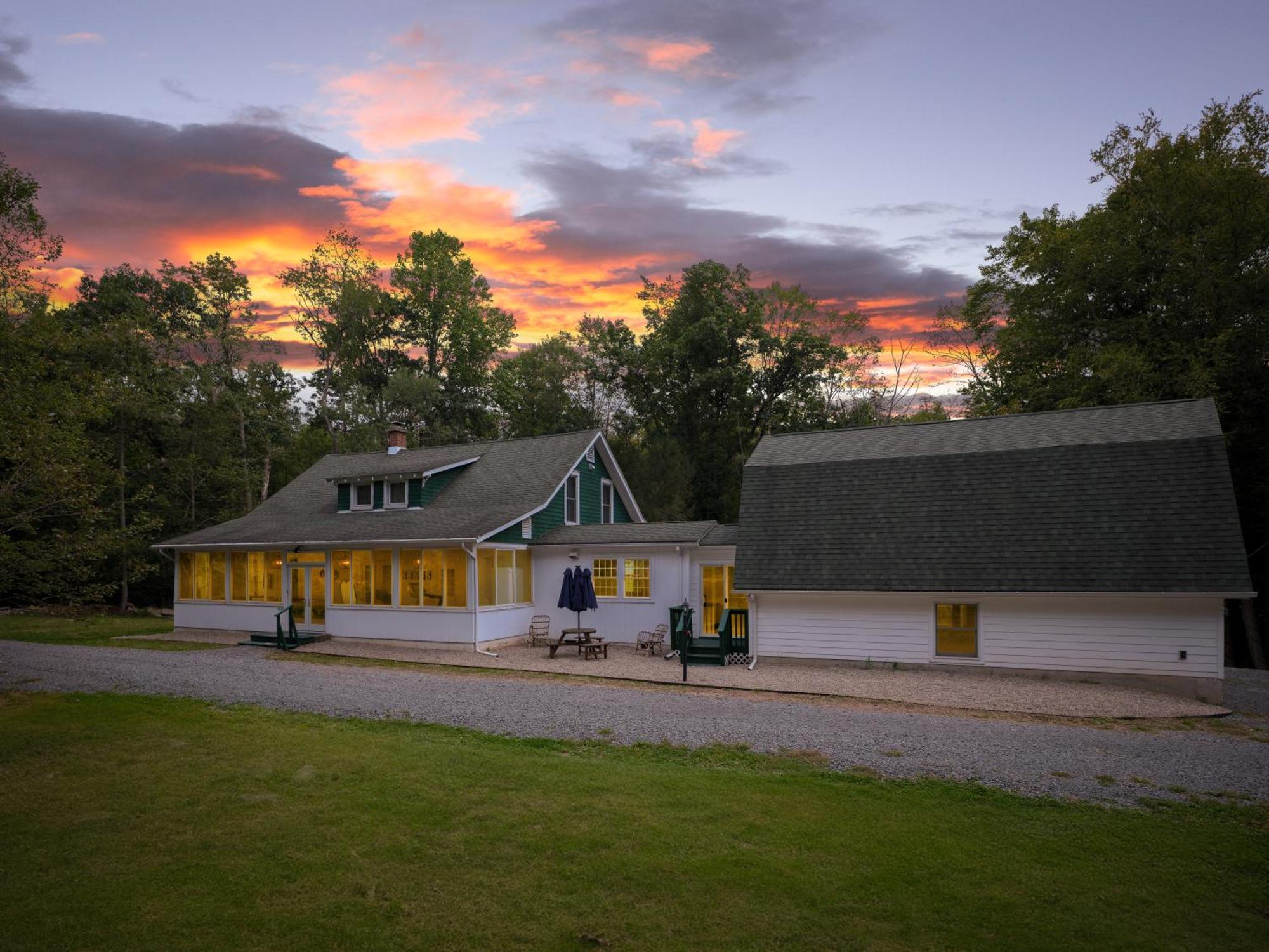 Luxuriously Restored Farm Holiday home *